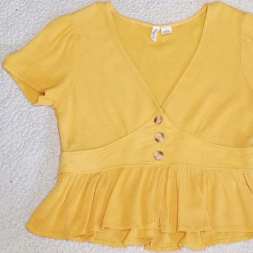 Sky & Sparrow Flared Gold Crinkle Button Front Blouse- Short V-Neck Short Sleeve